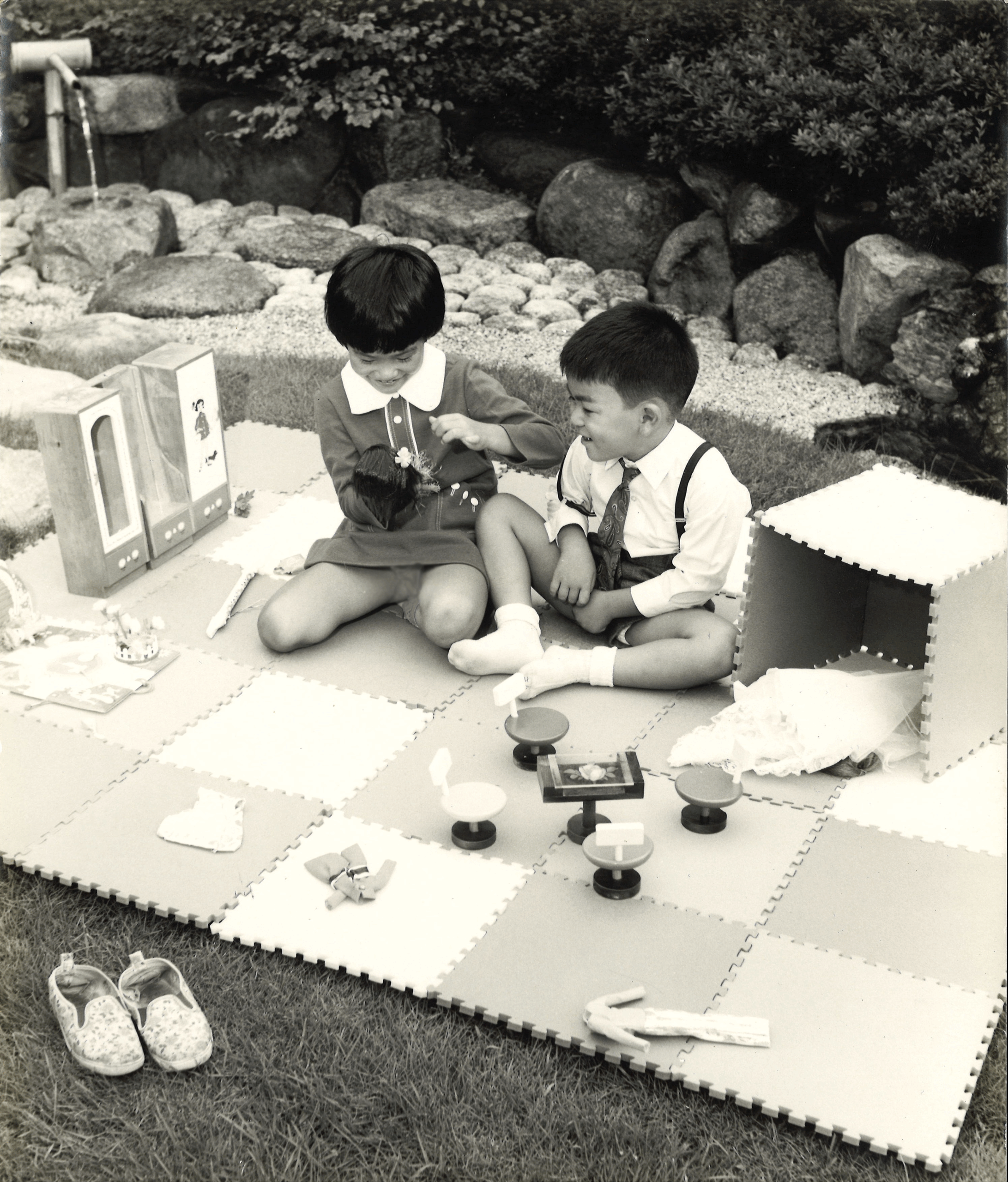 ジョイントマットの上で遊ぶ姉弟