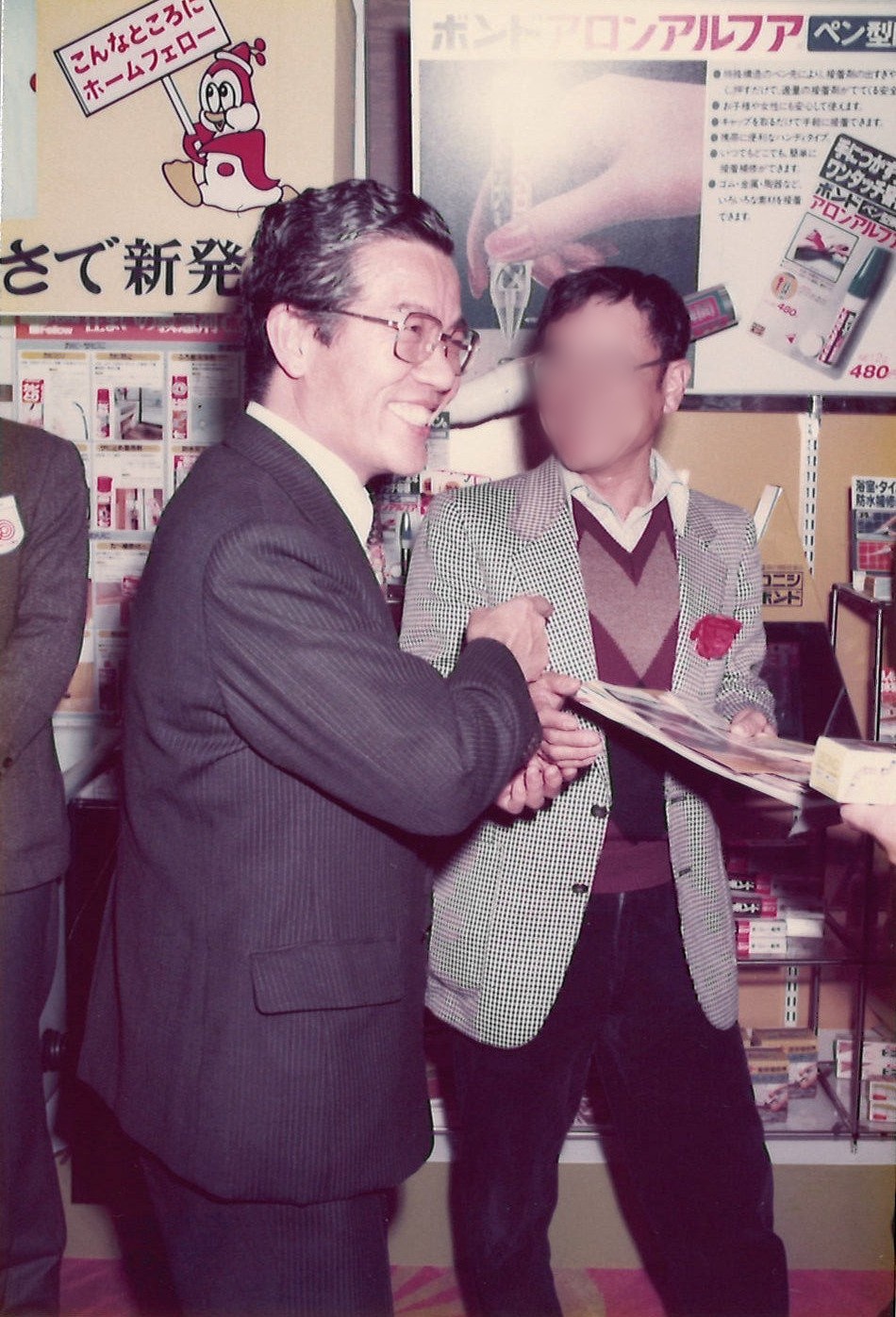 創業60周年記念見本市で来客と握手をする和気博史