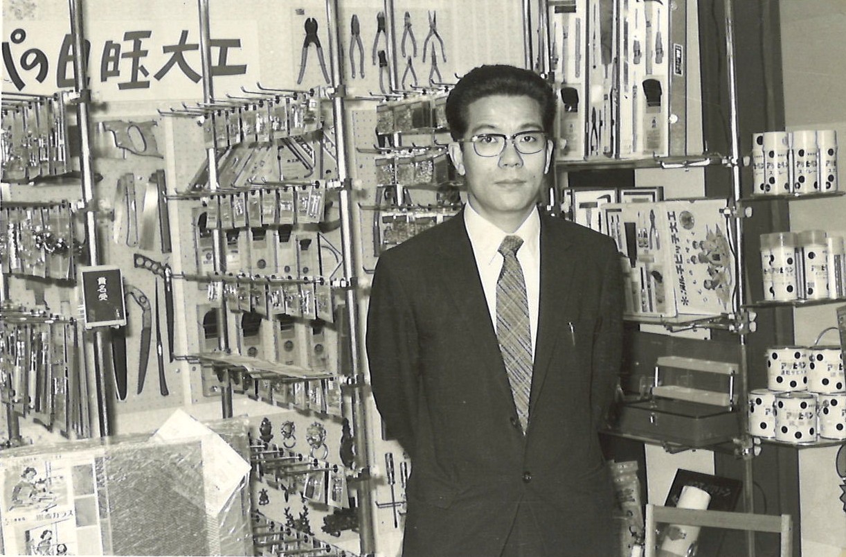 商品棚の前に立つ和気博史