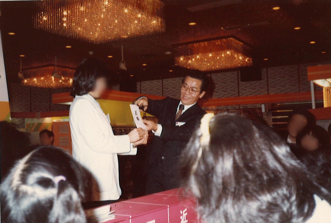 創業60周年記念見本市でクイズの正解発表をする和気博史