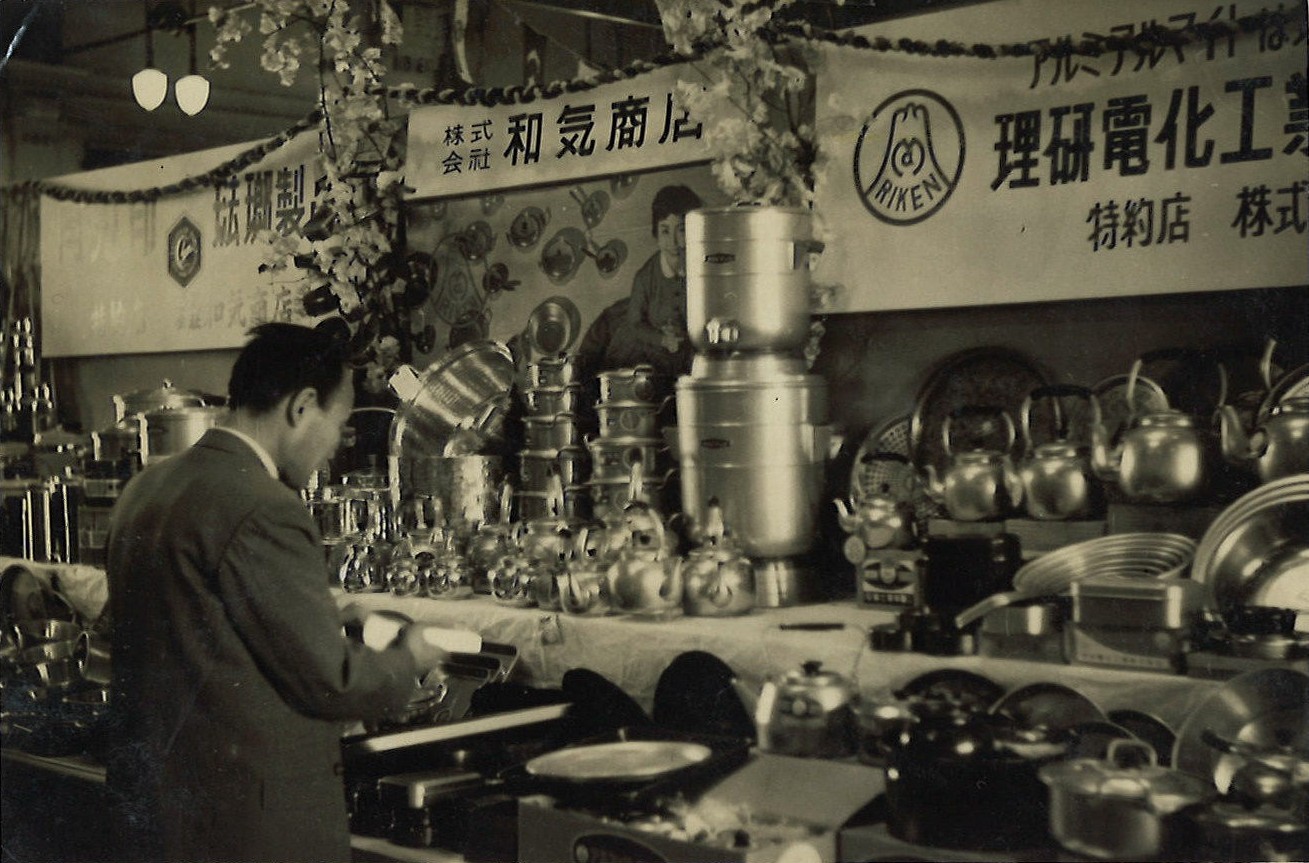 第1回 大栄会見本市での和気商店ブースの様子。鍋ややかんが台の上に並んでいる