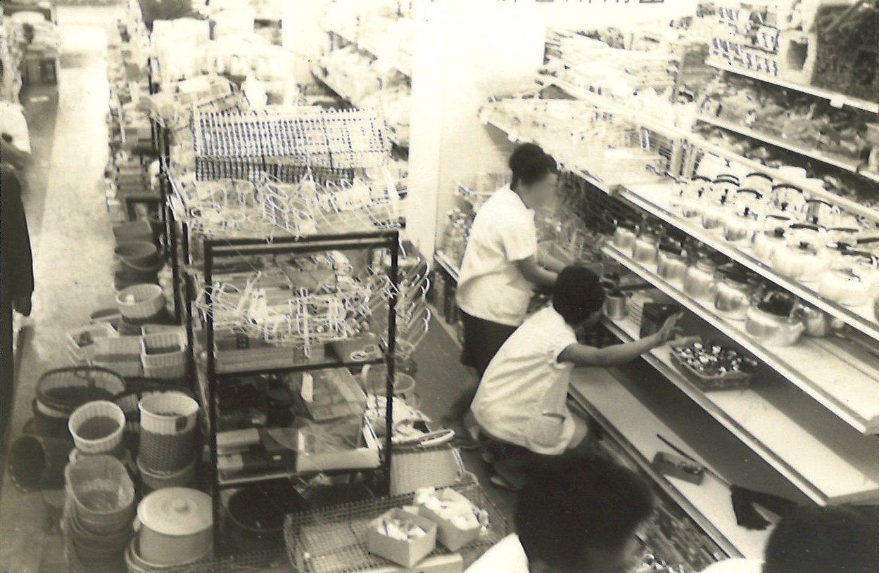 佐賀市の日祐本店に家庭金物を陳列している様子